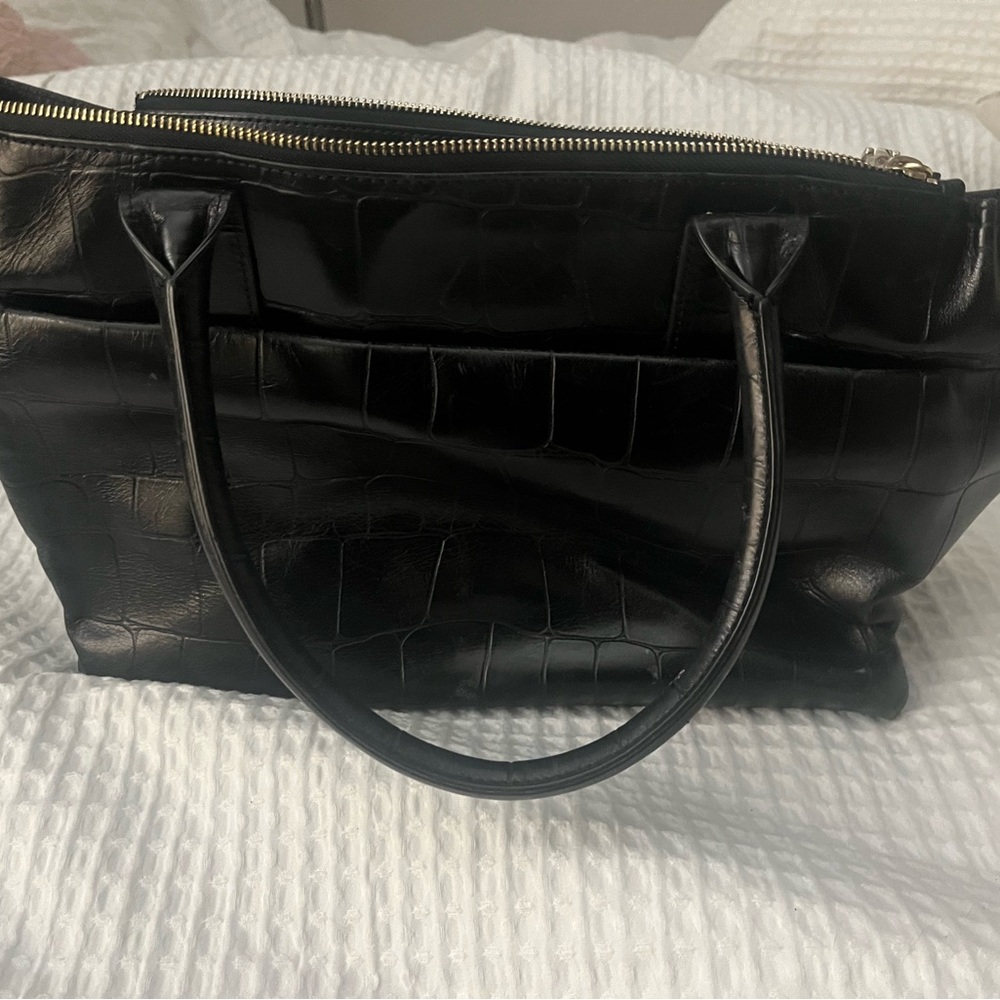 Black Leather Tote with Structured Design and Zipper Closure